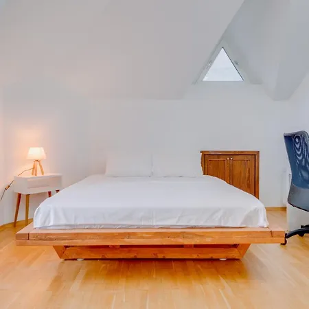 Hotel Spacious W Garden Fireplace In