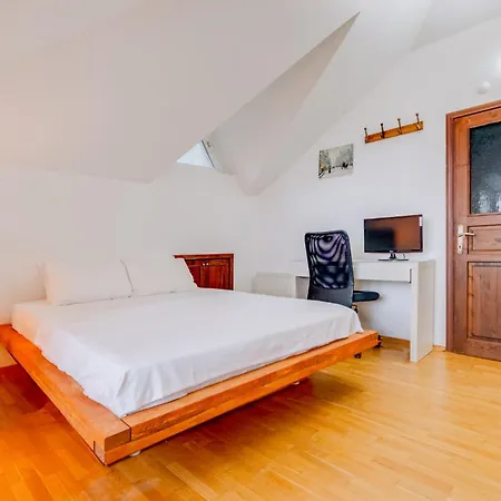 Spacious W Garden Fireplace In