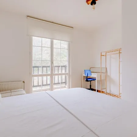Spacious W Garden Fireplace In Hotel
