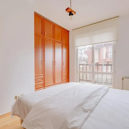 Spacious W Garden Fireplace In Hotel *