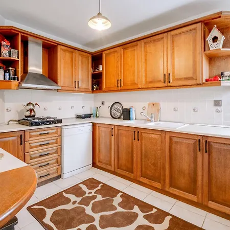 Spacious W Garden Fireplace In