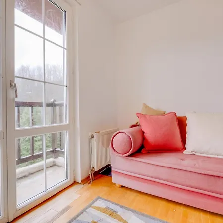 Spacious W Garden Fireplace In Hotel *