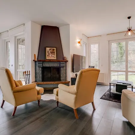 Spacious W Garden Fireplace In *