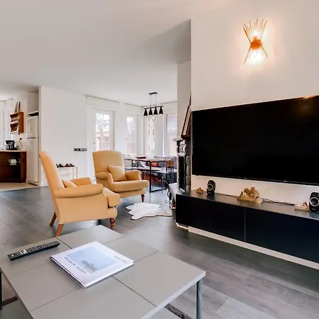 Spacious W Garden Fireplace In Hotel *
